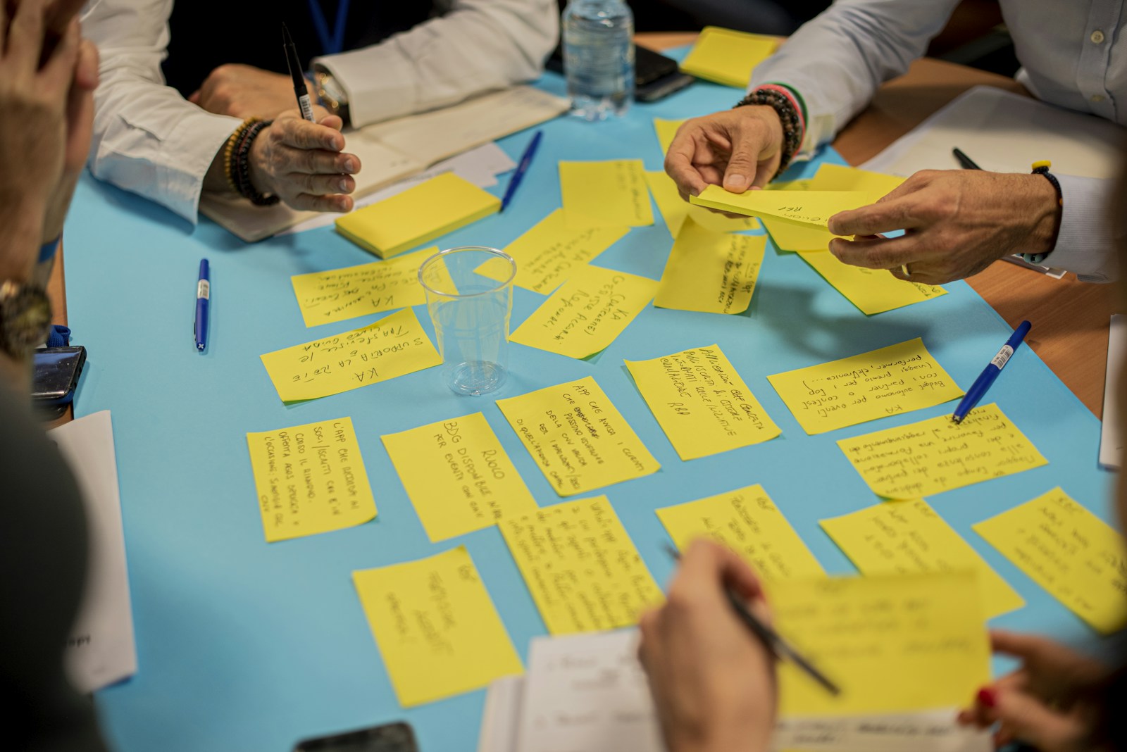 Deelnemers werken samen met gele notities